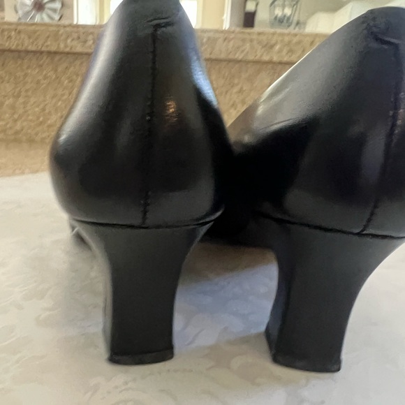 Liz Claiborne “Villager” leather pump size 9M worn 1 time! - Picture 2 of 11